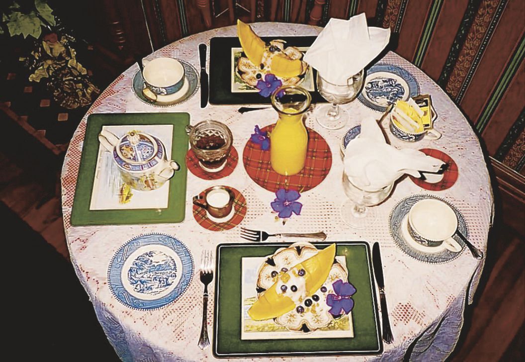 Shamrock Thistle & Crown table